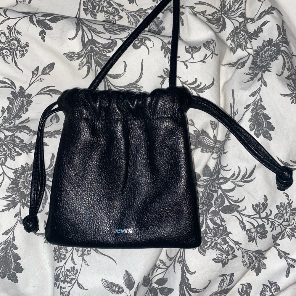 Black Levi’s small leather crossbody pocket bag
